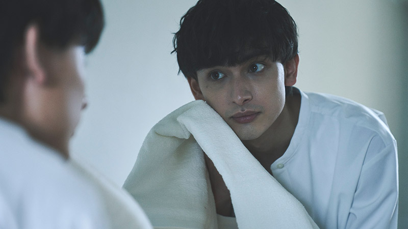 洗顔後、優しく水気を拭き取るイメージ写真