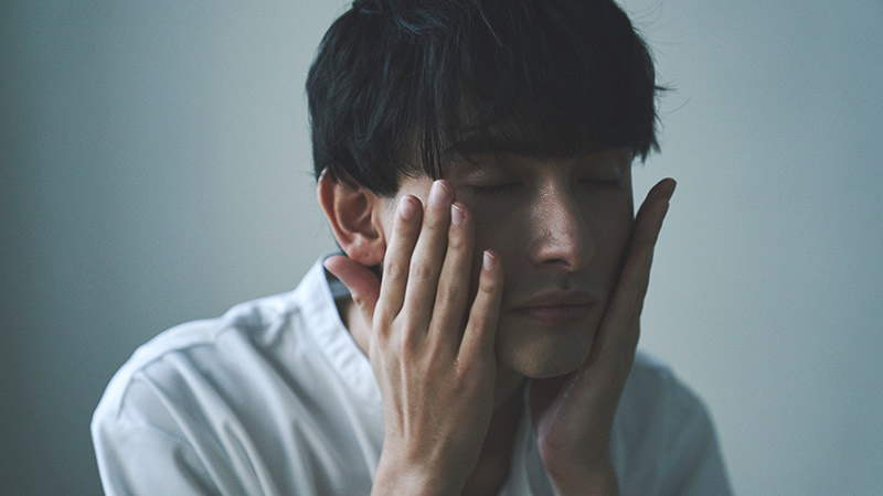 顔全体に馴染ませるイメージ写真