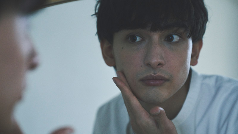 顔の細かい部分にも広げるイメージ写真