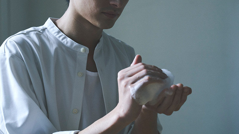 水またはぬるま湯で泡立てるイメージ写真